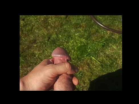 ❤️ Keçika germ di bexçeyek havînê de pisîka xwe ya pembe diqelişe û bi şuştinê dixe. ❤ Super porno li ku.porngifmag.ru