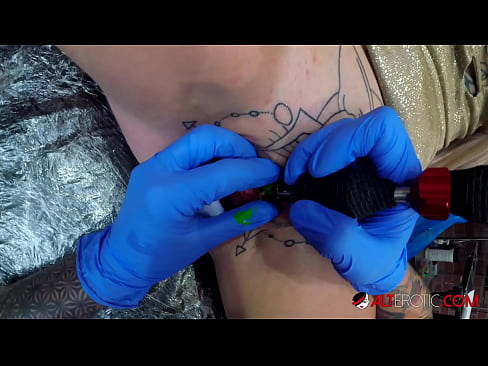 ❤️ Keçika pir tattookirî Sully Savage tattooek li ser klîtorê xwe kir. ❤ Super porno li ku.porngifmag.ru